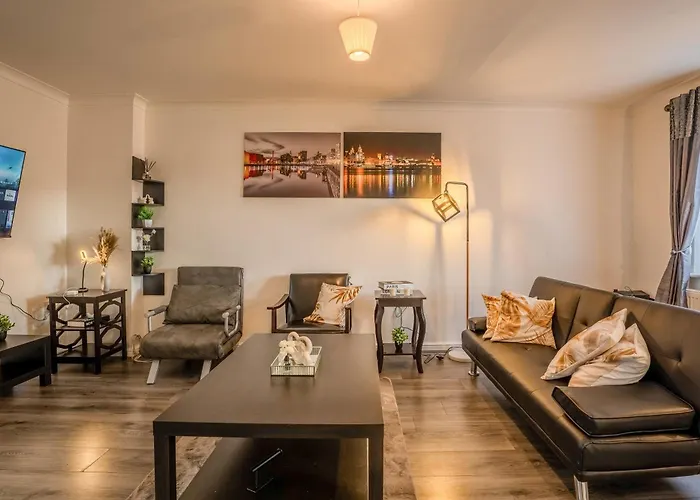 5-Beds In Quiet Three Bedroom House Near Anfield Stadium, Free Parking