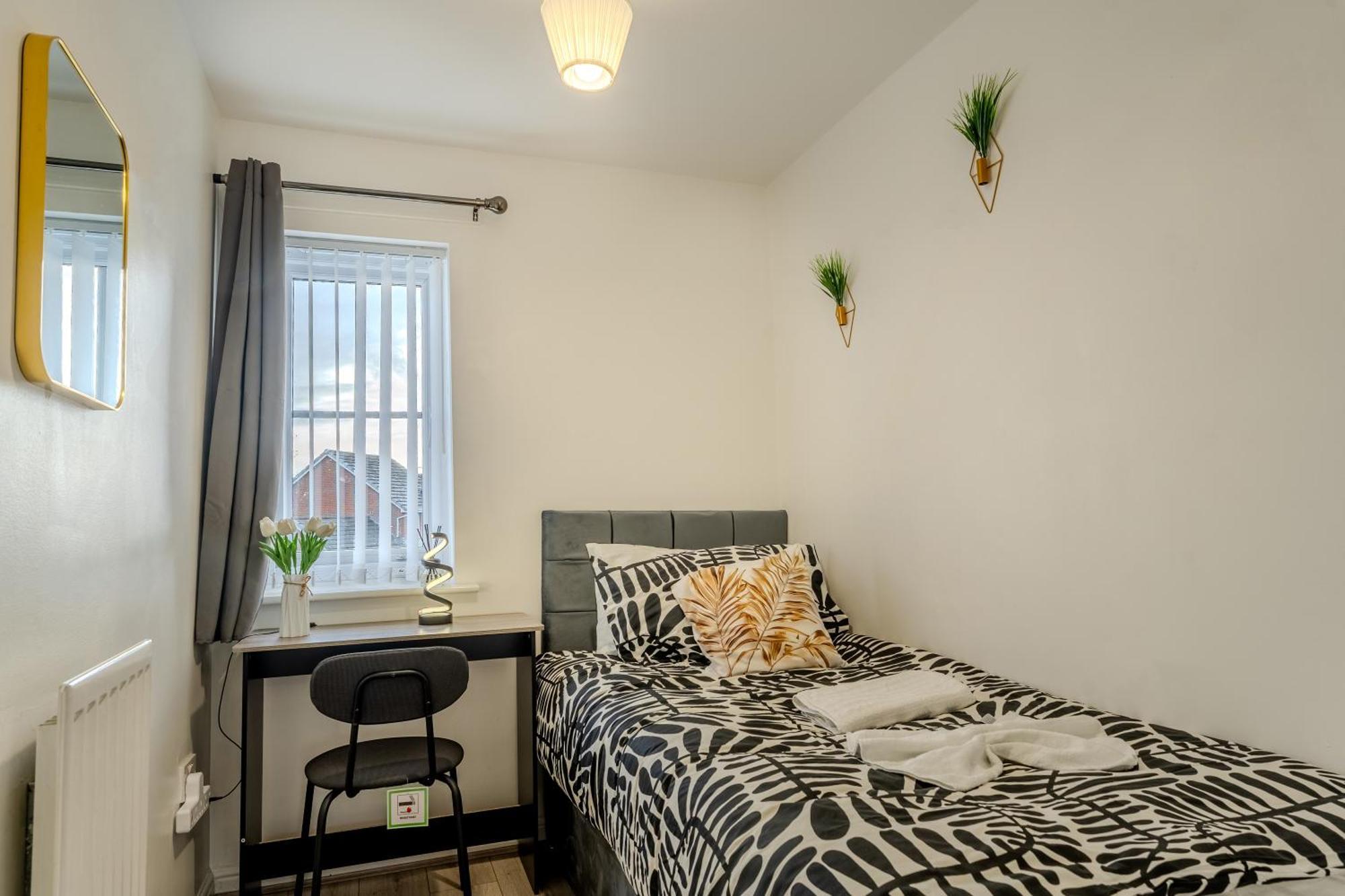 Apartment 5-beds In Quiet Three Bedroom House Near Anfield Stadium, Free Parking *