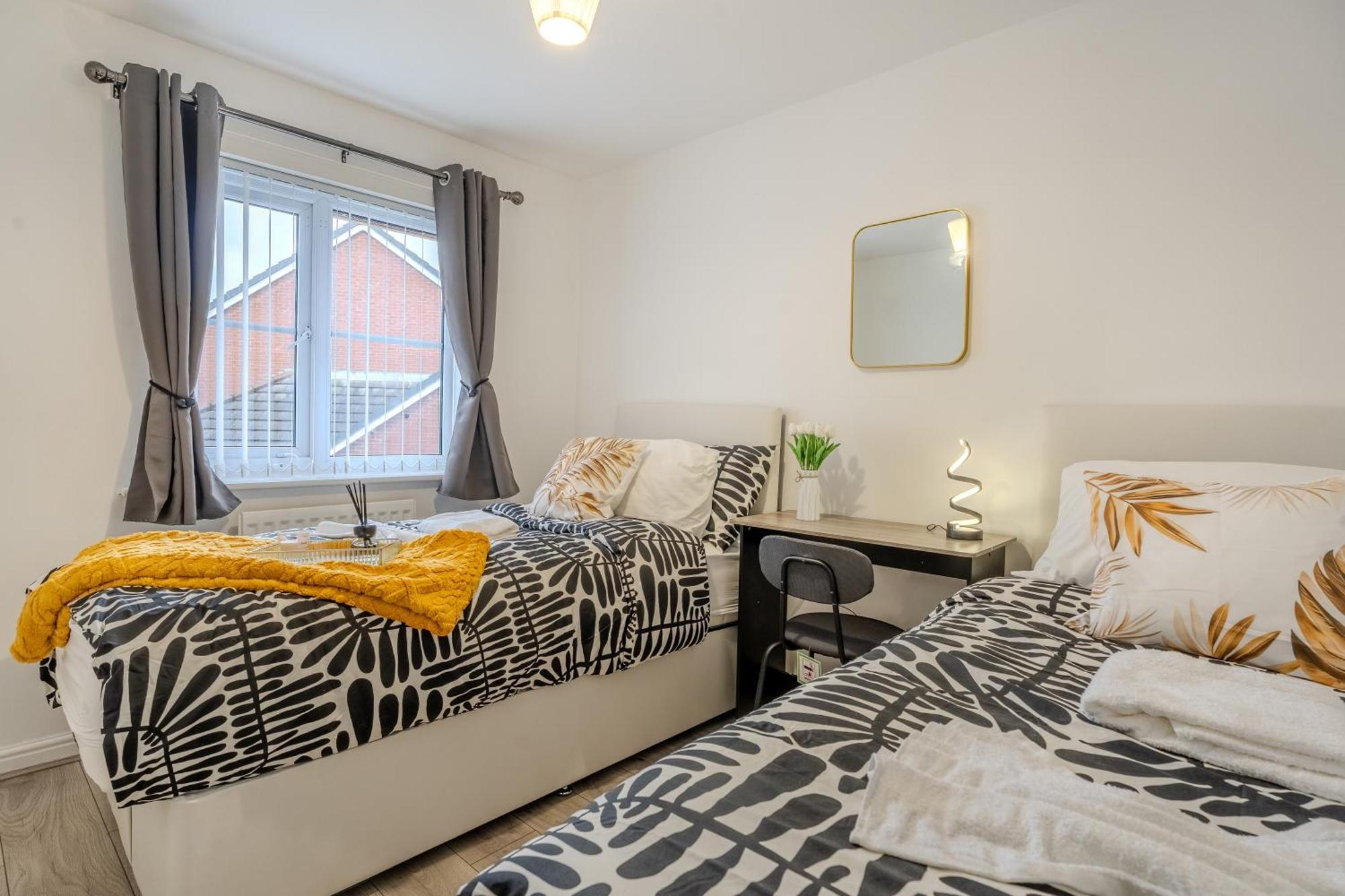 5-beds In Quiet Three Bedroom House Near Anfield Stadium, Free Parking *