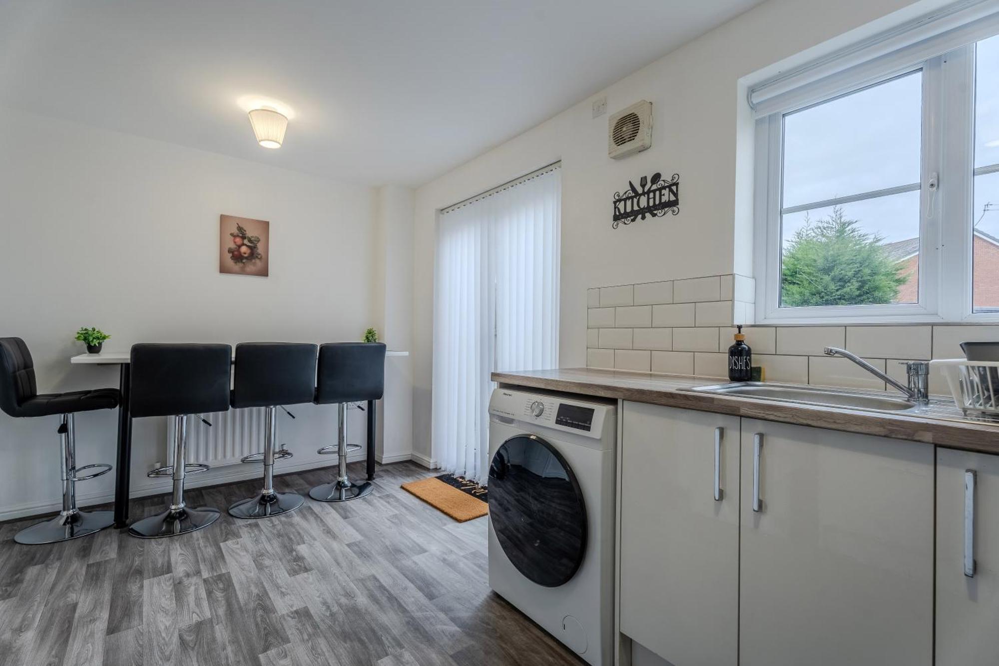 Apartment 5-beds In Quiet Three Bedroom House Near Anfield Stadium, Free Parking Liverpool