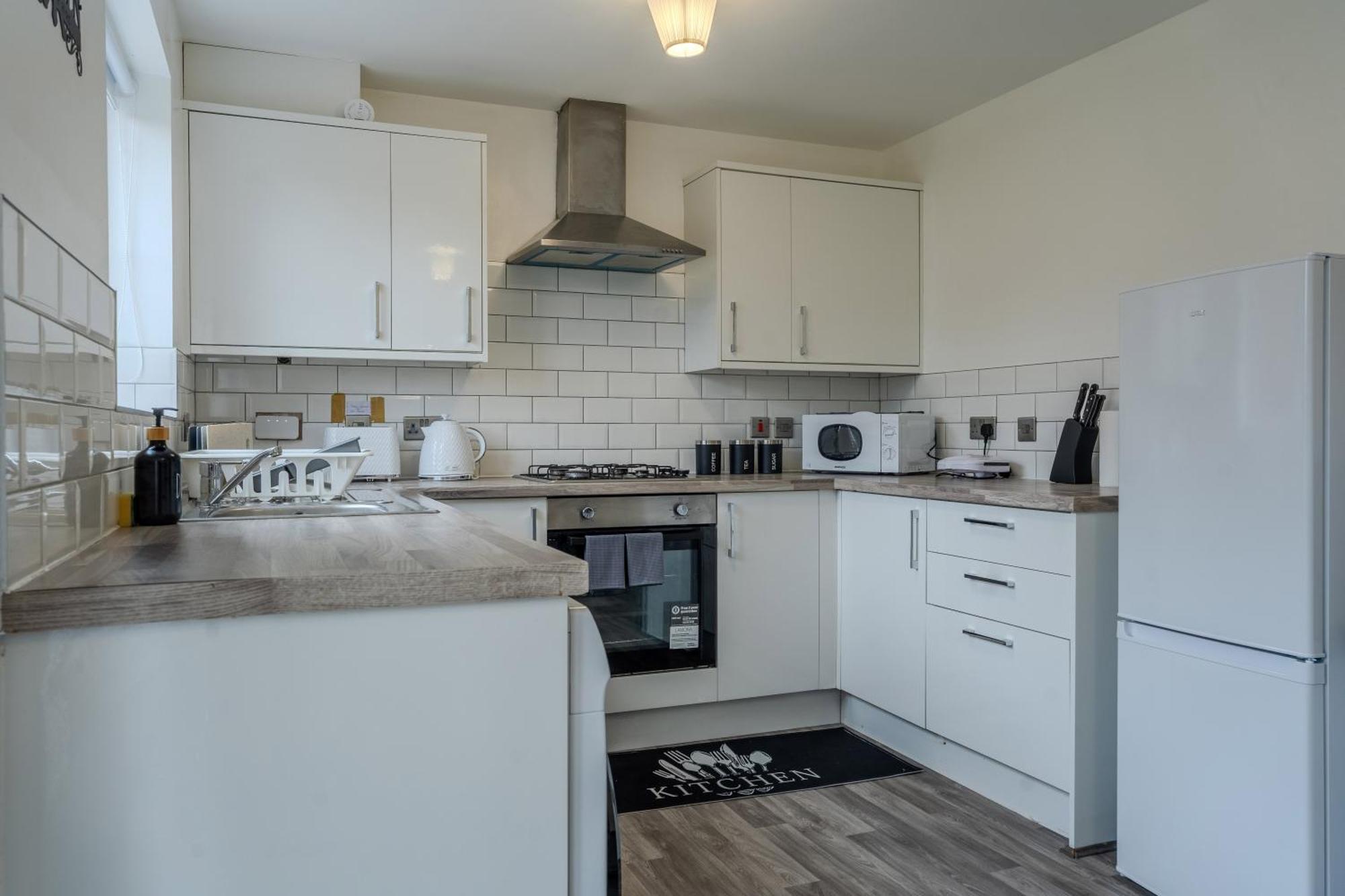 5-beds In Quiet Three Bedroom House Near Anfield Stadium, Free Parking Liverpool