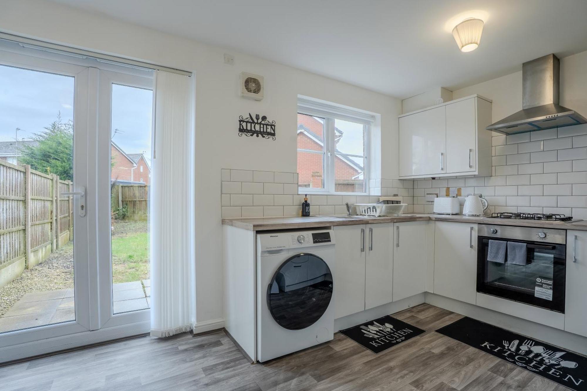 5-beds In Quiet Three Bedroom House Near Anfield Stadium, Free Parking * Liverpool