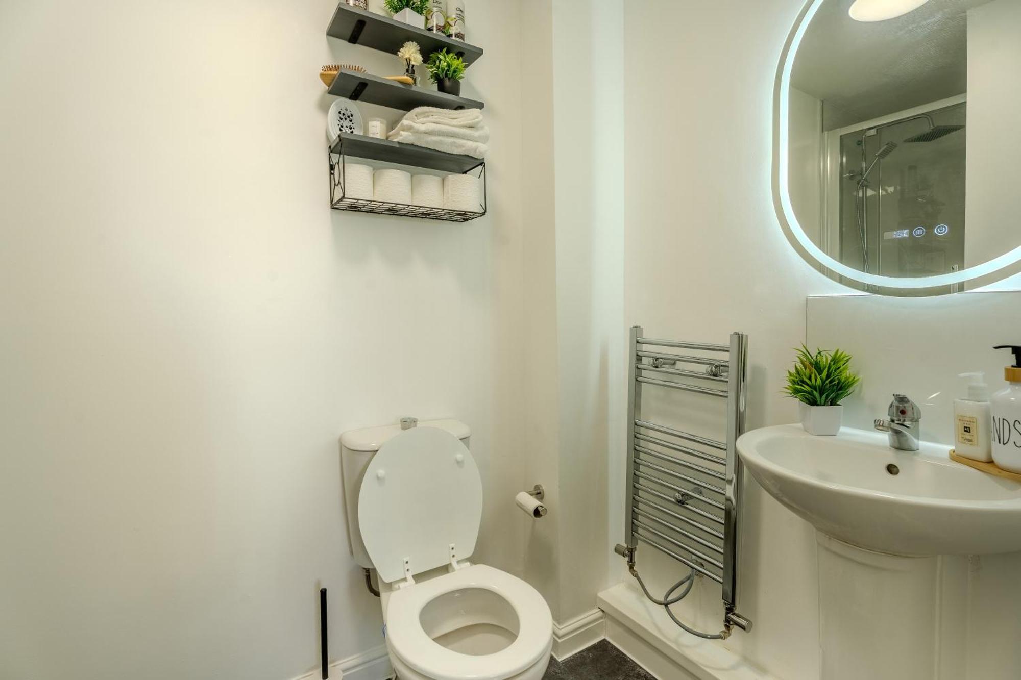 Apartment 5-beds In Quiet Three Bedroom House Near Anfield Stadium, Free Parking