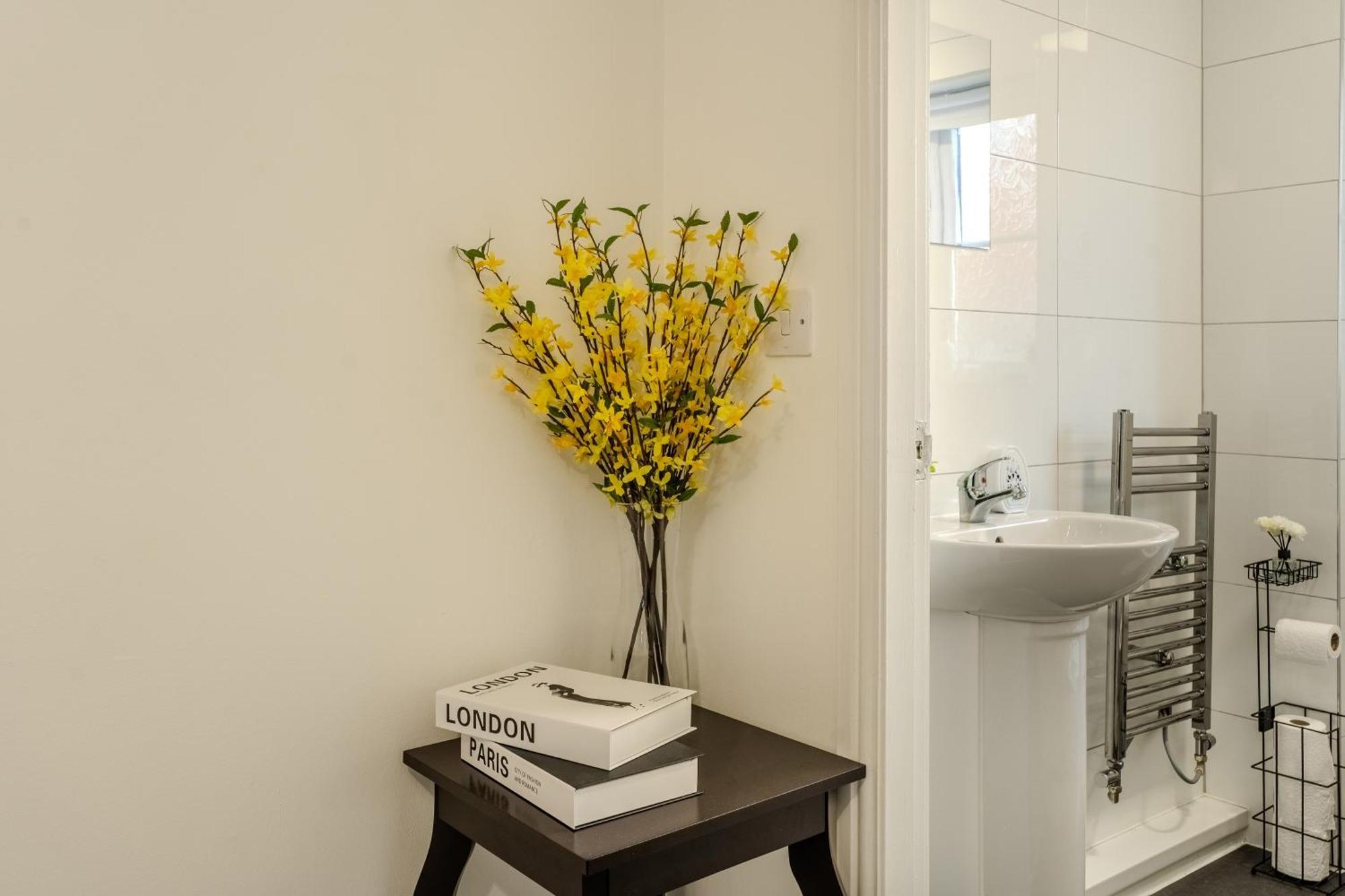 Apartment 5-beds In Quiet Three Bedroom House Near Anfield Stadium, Free Parking Liverpool