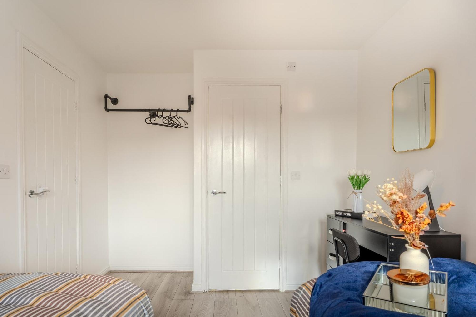 Apartment 5-beds In Quiet Three Bedroom House Near Anfield Stadium, Free Parking *