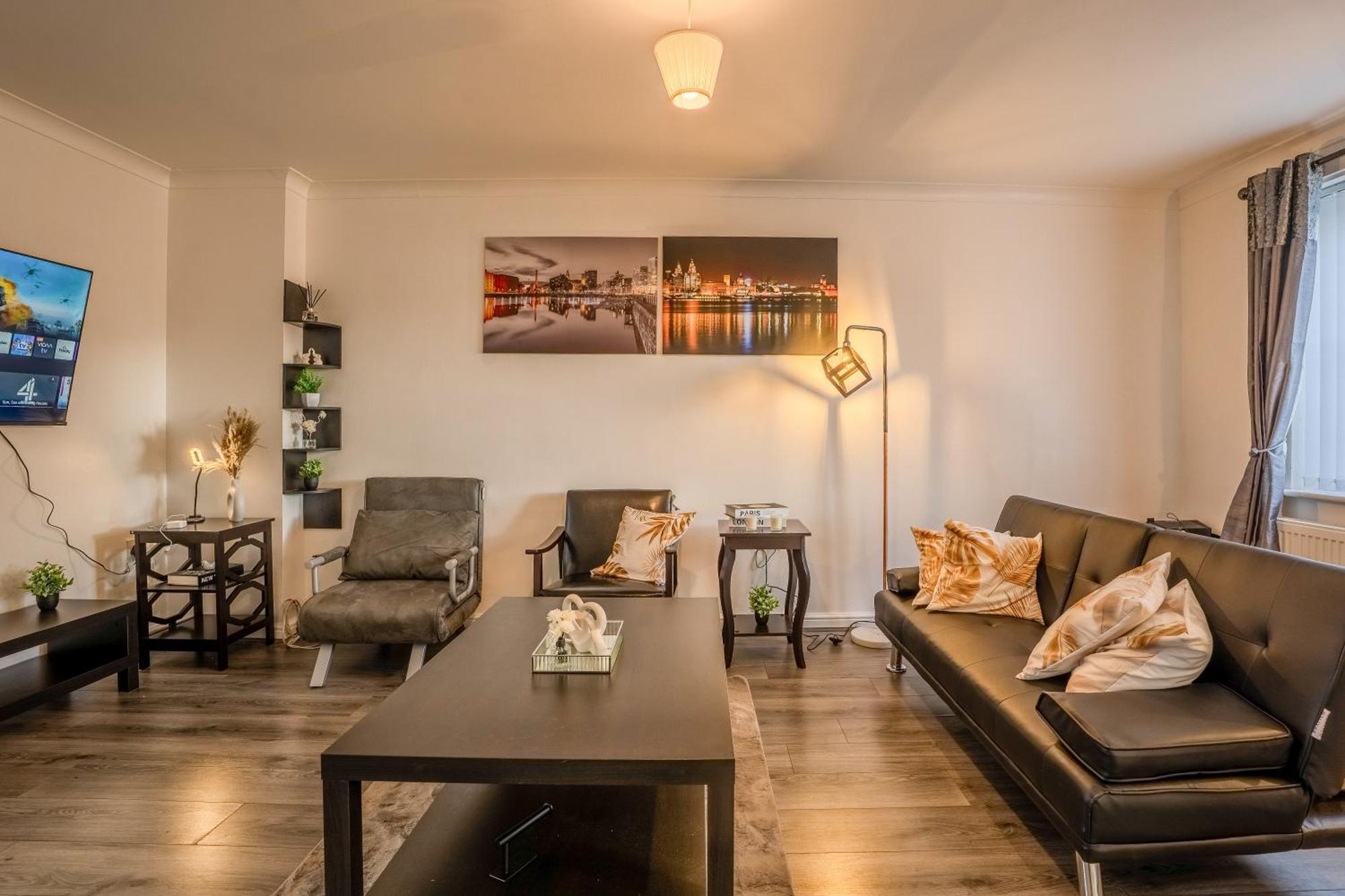 5-beds In Quiet Three Bedroom House Near Anfield Stadium, Free Parking *