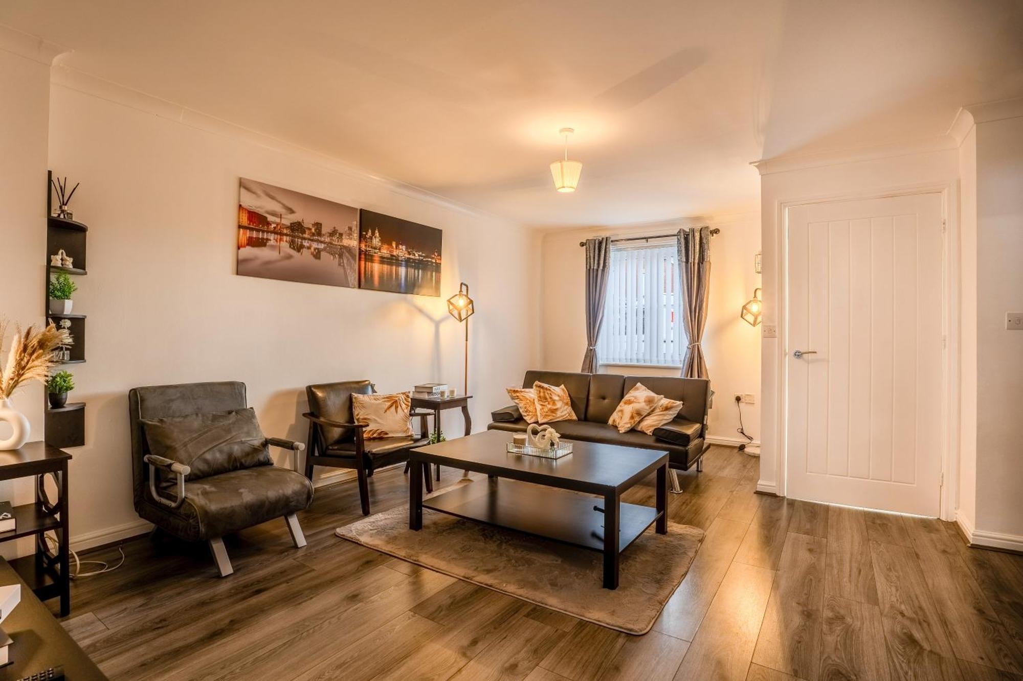 5-beds In Quiet Three Bedroom House Near Anfield Stadium, Free Parking Liverpool